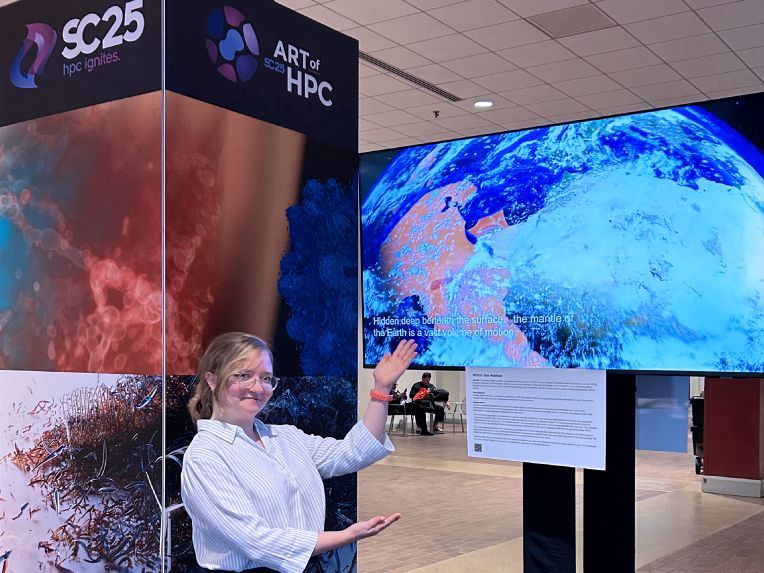 E. Mayer präsentiert ihr Video während der SC25. Foto: LRZ