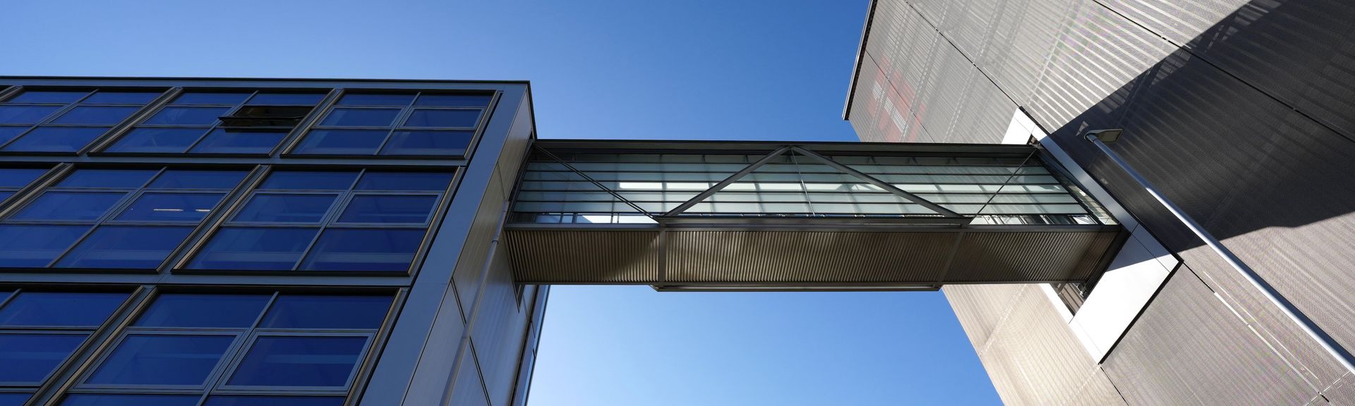 Verbindungsbrücke zwischen LRZ-Bürogebäude und Rechnerwürfel-Anbau