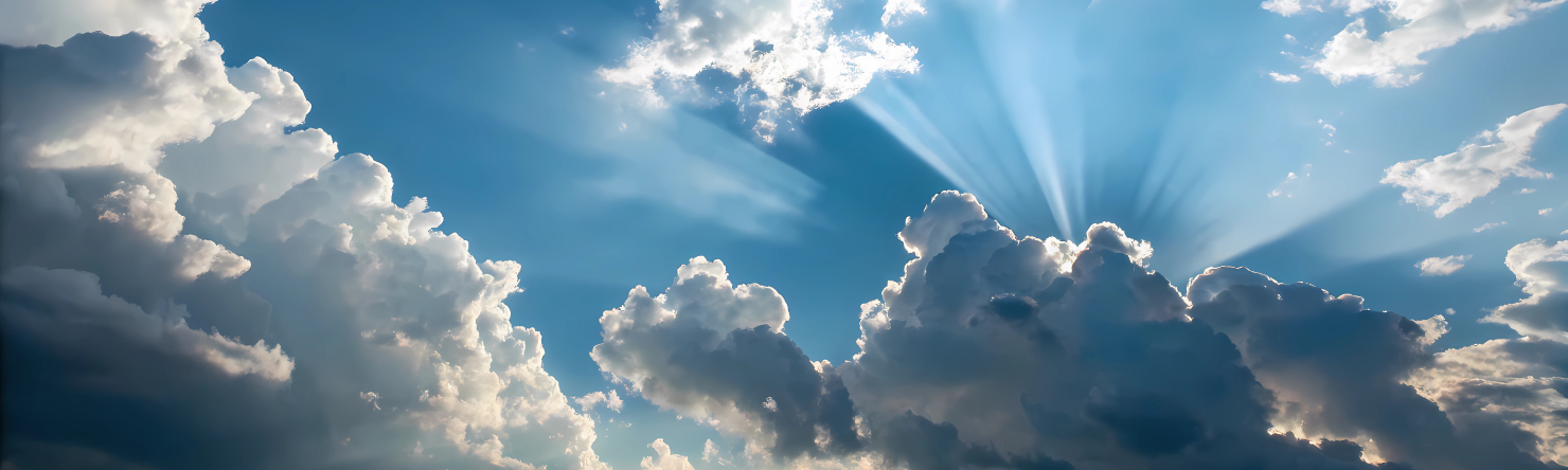 Sonnenstrahlen hinter Wolken. Foto: Adobe