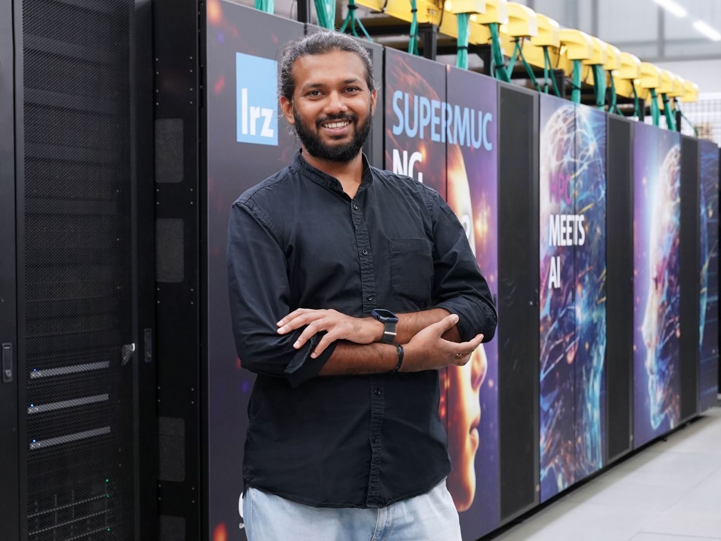 Ajay Navirekal Rajgopal vor dem Supercomputer des LRZ