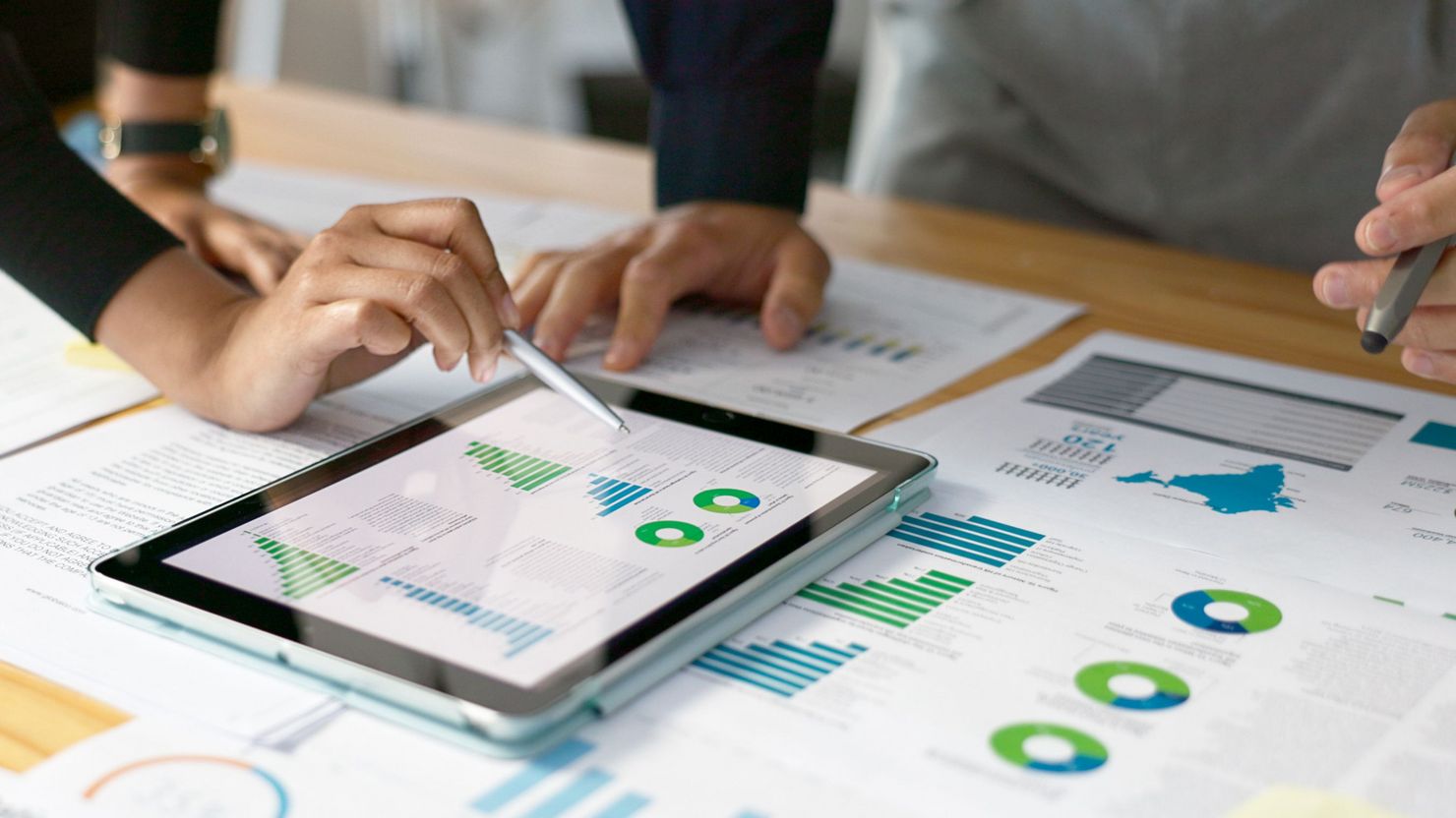 Digitale Informationen und solche auf Papier: Datenmanagement ist eine Aufgabe der Forschung. Foto: Adobe