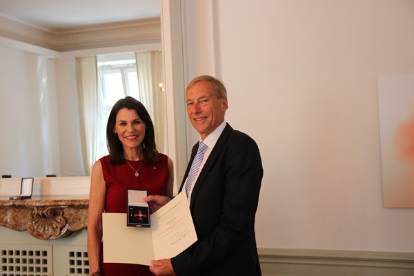 Staatsministerin Prof. Dr. Marion Kiechle überreicht das Bundesverdienstkreuz an Prof. Dr. Arndt Bode