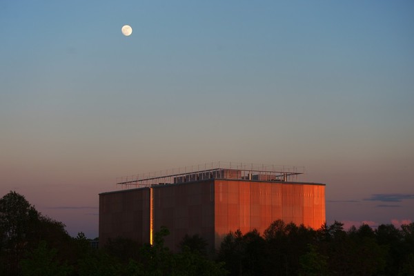 Foto des LRZ: Moon and Double Cube (Karl Behler)